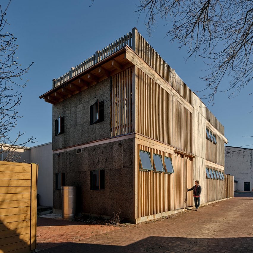 BLDUS creates alley house in Washington DC with cork cladding BLDUS creates alley house in Washington DC with cork cladding